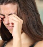 Dlaczego-oczy-pieka-i-lzawia-Najczestsze-przyczyny-i-kiedy-isc-do-okulisty-768x471